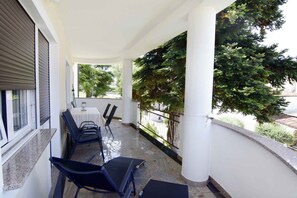 تناول الطعام بالخارج