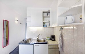 Stovetop, toaster, cookware/dishes/utensils