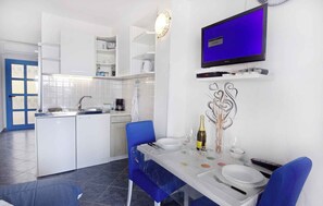 Stovetop, toaster, cookware/dishes/utensils