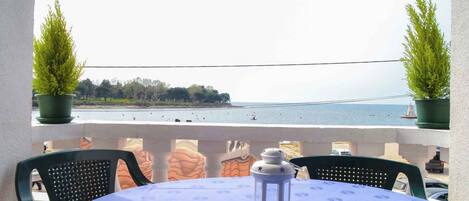 تناول الطعام بالخارج