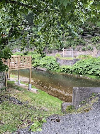 施設の敷地. Creekside Retreat, 3 bedroom, Large parking, Picnic area. Across from Trail 14