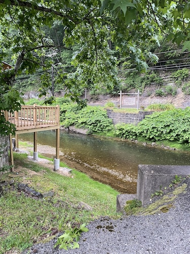 Creekside Retreat, 3 bedroom, Large parking, Picnic area. Across from Trail 14