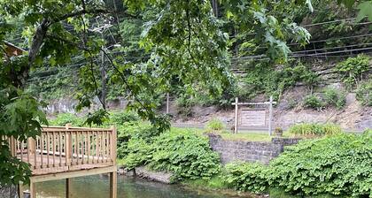 Creekside Retreat, 3 bedroom, Large parking, Picnic area. Across from Trail 14
