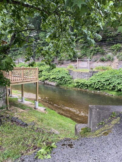 Creekside Retreat, 3 bedroom, Large parking, Picnic area. Across from Trail 14