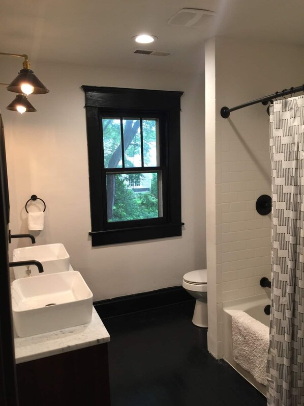 Combined shower/tub, towels, soap, toilet paper