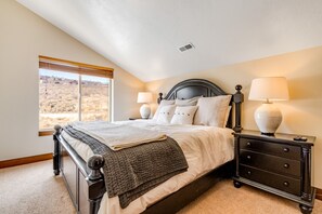 5 bedrooms, iron/ironing board, WiFi, bed sheets