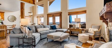 Televisie, een open haard en een tafeltennistafel