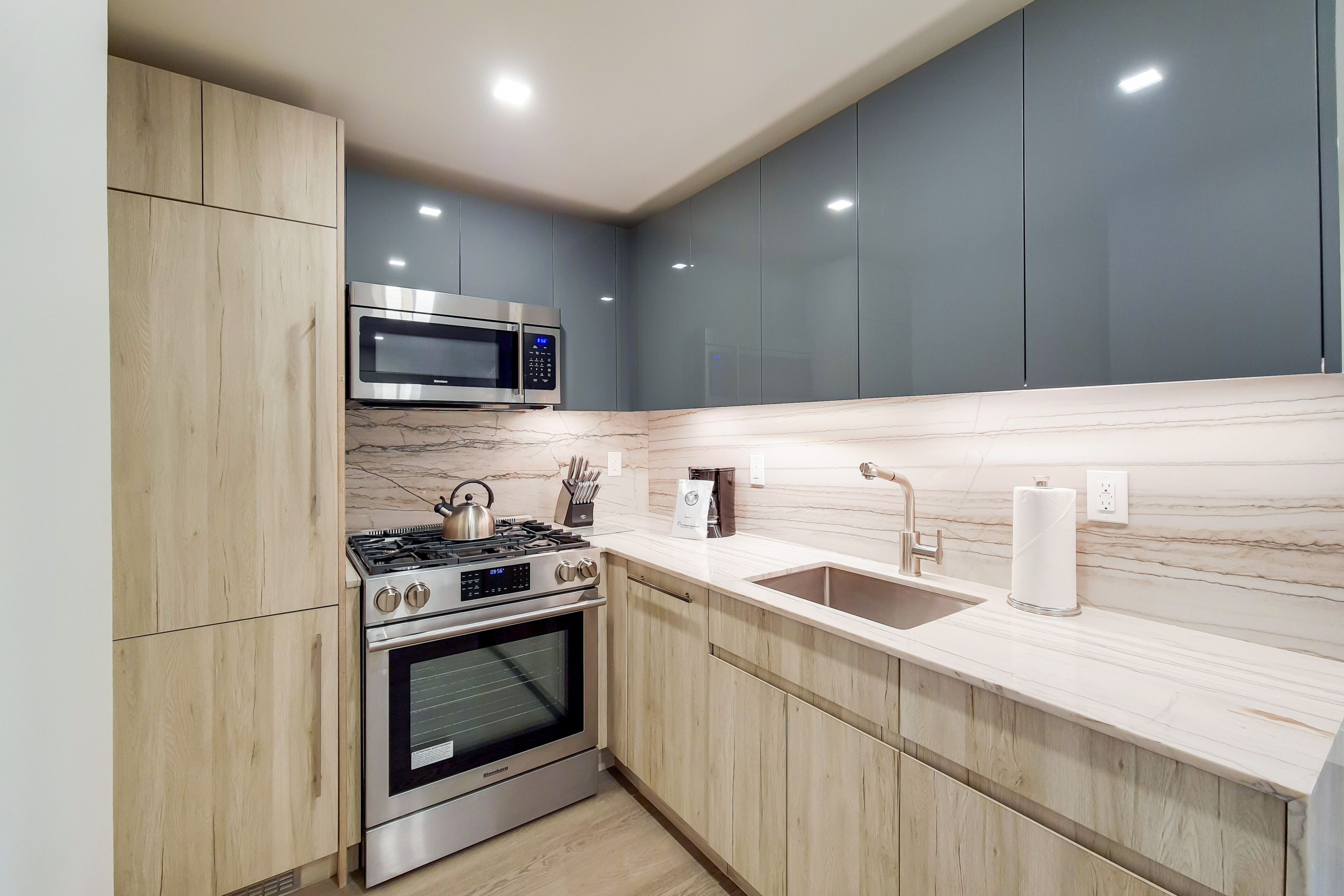 Réfrigérateur, four à micro-ondes, un four, surface de cuisson