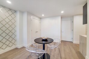 Luokittelematon kuva, 5 kautta 8, painike