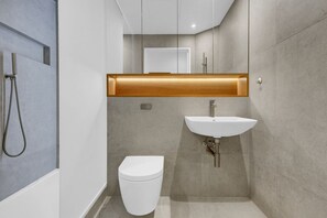 Secador de cabelo, toalhas de banho