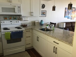 Private kitchen - Million Dollar View of Ocean and Mountain/ Quiet and Serene (Waianae)