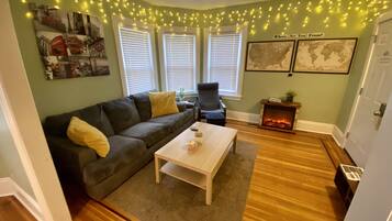 TV connectée, cheminée, livres