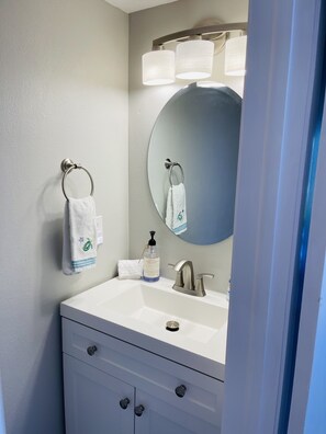 Ensemble douche/baignoire, sèche-cheveux, serviettes fournies, savon