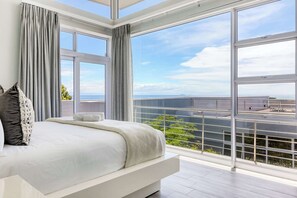 6 bedrooms, desk, iron/ironing board, WiFi