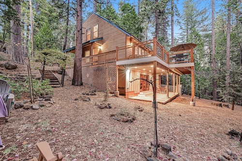 Cozy Cabin w/Spacious Deck, WiFi, Pool Table, Shared Pool - Walk to Fly-In Lake