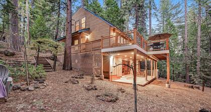 Cozy Cabin w/Spacious Deck, WiFi, Pool Table, Shared Pool - Walk to Fly-In Lake