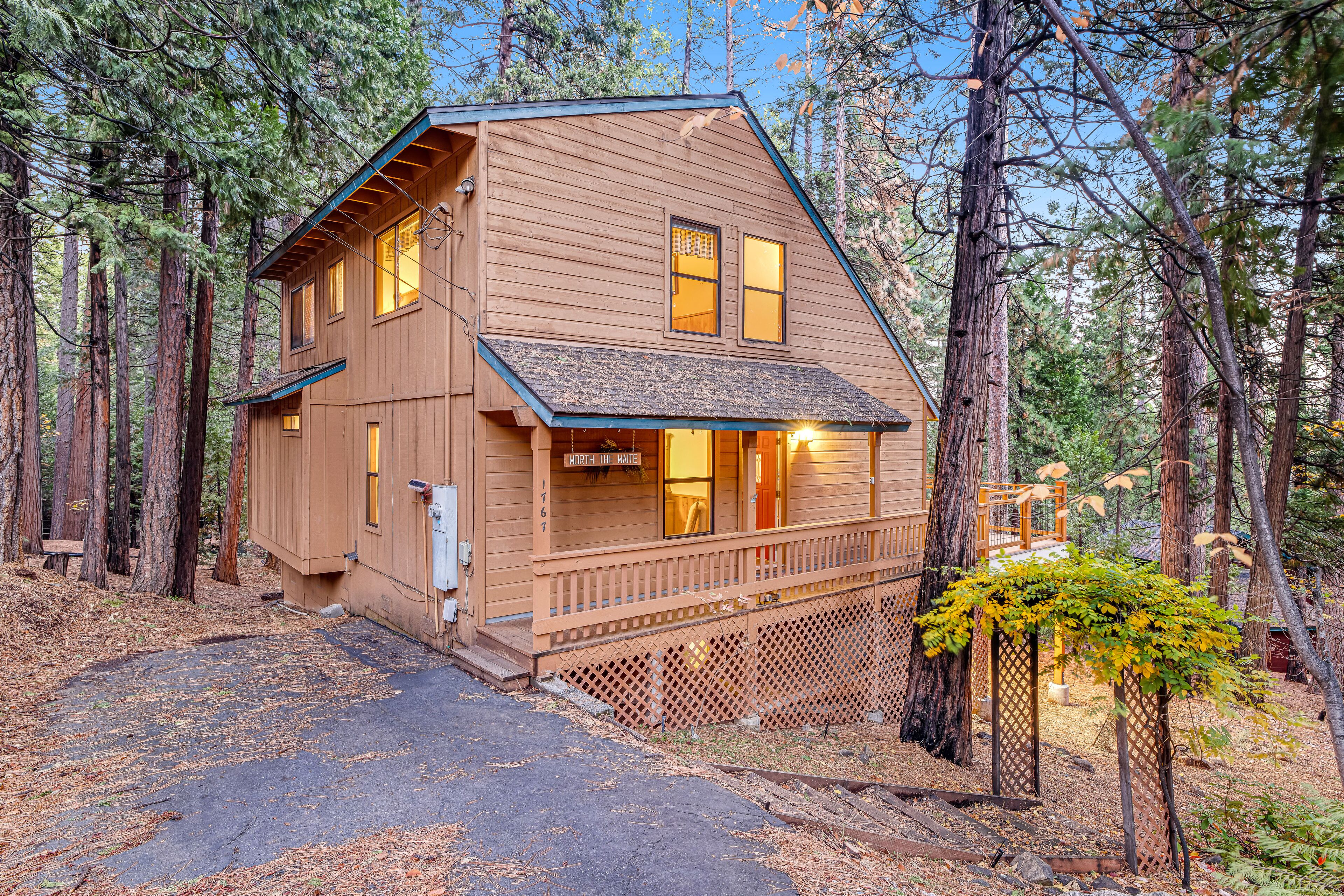 Cozy Cabin w/Spacious Deck, WiFi, Pool Table, Shared Pool - Walk to Fly-In Lake