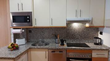 Køleskab, mikrobølgeovn, ovn, kogeplade