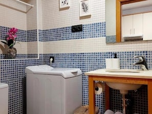 Douche, sĂšche-cheveux, serviettes fournies, papier toilette
