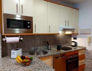 Jääkaappi, mikroaaltouuni, uuni, liesi