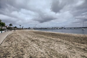 Plage à proximité, chaises longues, serviettes de plage