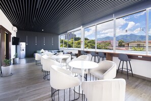 Dining - Classy Apartment w/ King Bed Close to Airports (San Jos é)