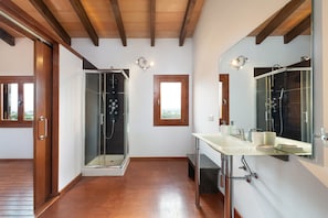 Combined shower/tub, hair dryer, bidet, towels