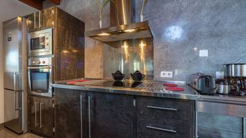 Een koelkast, een magnetron, een oven, een kookplaat