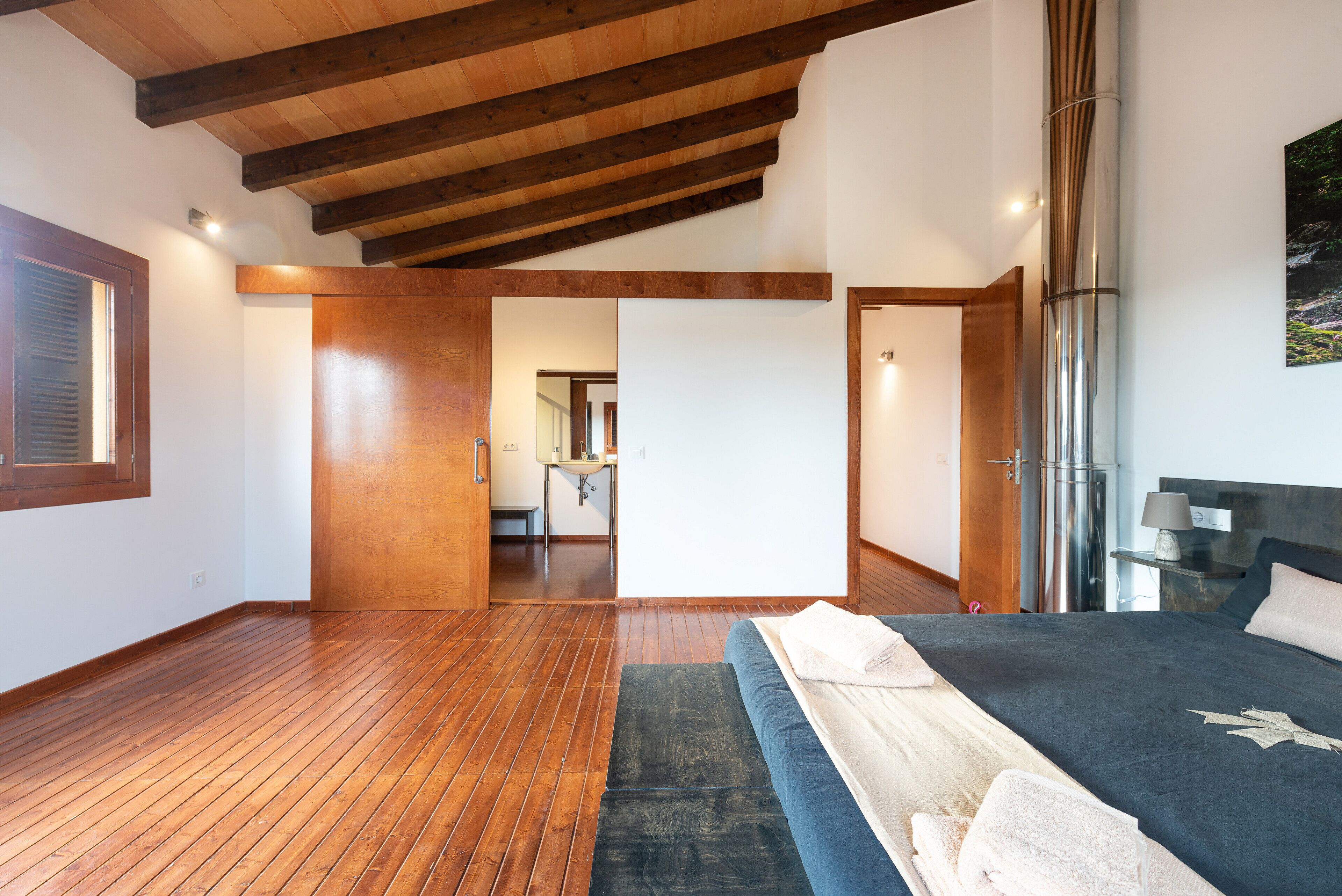 4 slaapkamers, een strijkplank/strijkijzer, gratis wifi, beddengoed
