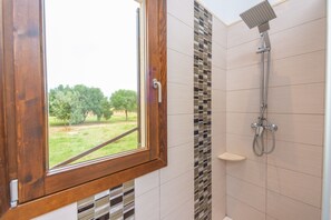 Douche, séchoir à cheveux, serviettes fournies