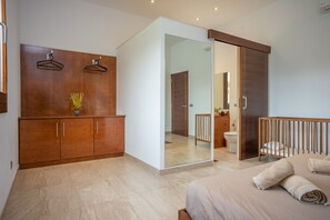 4 makuuhuonetta, silitysrauta/-lauta, ilmainen Wi-Fi, vuodevaatteet