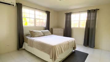 2 chambres, bureau, fer et planche à repasser, lit de bébé portatif