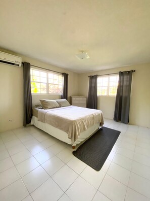 2 Schlafzimmer, Schreibtisch, Bügeleisen/Bügelbrett, Reisekinderbett