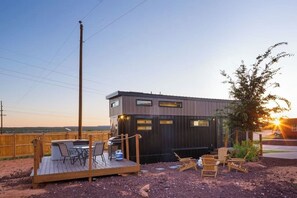 Outdoor dining - Zion Tiny Home • Private Hot Tub • Near Trails (apple valley)