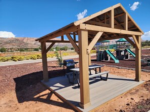 Outdoor dining - Zion Tiny Home • Private Hot Tub • Near Trails (apple valley)