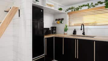 Een koelkast, een magnetron, een kookplaat