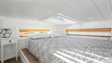 4 makuuhuonetta, työpöytä, ilmainen Wi-Fi, vuodevaatteet