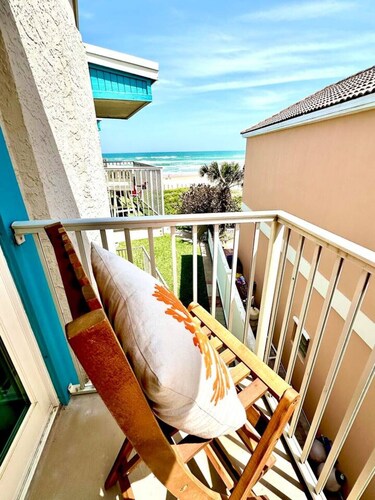 Ocean Paradise w/ Balcony, Pool, Hot Tub! Beautifully renovated Beachfront Dogs!