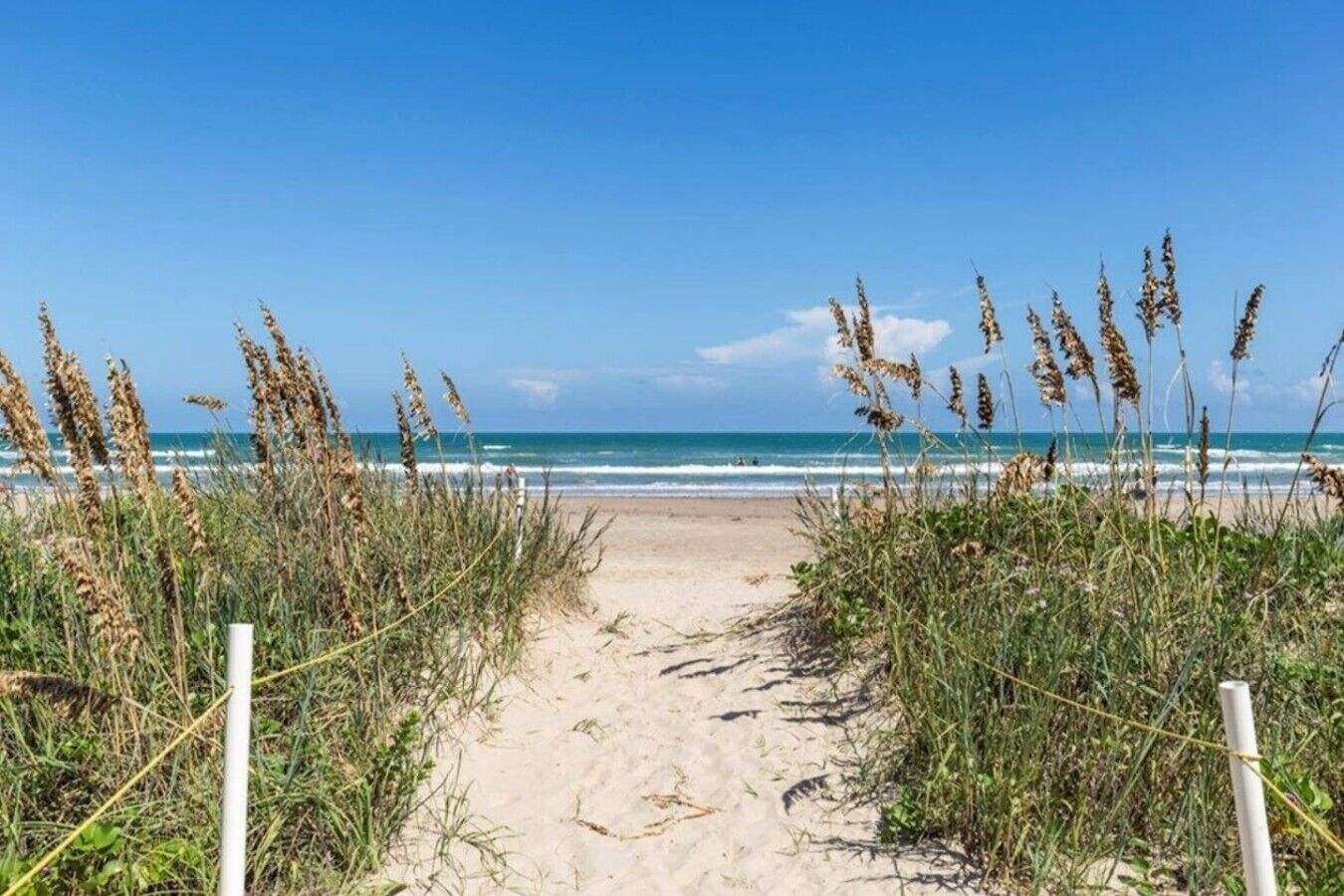 Vlak bij het strand, ligstoelen
