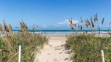 Vlak bij het strand, ligstoelen