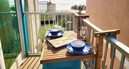 Ocean Paradise w/ Balcony, Pool, Hot Tub! Beautifully renovated Beachfront Dogs!