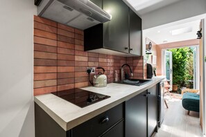 Refrigerador, microondas, parrilla de estufa y cafetera y tetera