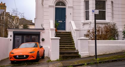Tiny House, Brighton with Parking