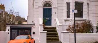 Tiny House, Brighton with Parking