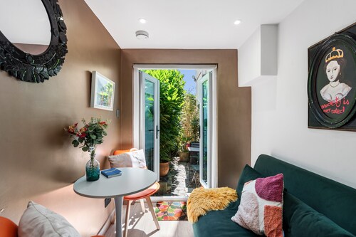 Tiny House, Brighton with Parking