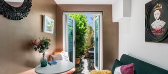 Tiny House, Brighton with Parking