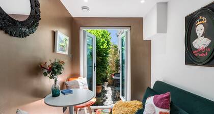 Tiny House, Brighton with Parking