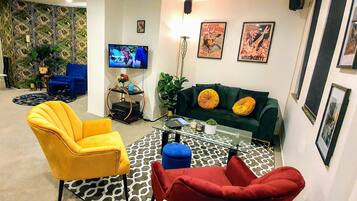 Smart TV, books, stereo
