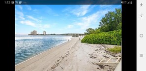 Playa en los alrededores, camastros y toallas de playa 