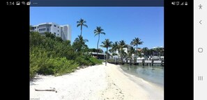 Playa en los alrededores, camastros y toallas de playa 